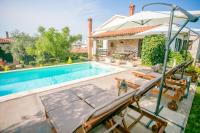 Bazén v ubytovaní Comfortable Villa Marinela with Pool and Garden alebo v jeho blízkosti
