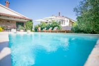 Bazén v ubytovaní Comfortable Villa Marinela with Pool and Garden alebo v jeho blízkosti