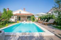 Bazén v ubytovaní Comfortable Villa Marinela with Pool and Garden alebo v jeho blízkosti