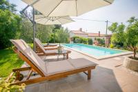 Bazén v ubytovaní Comfortable Villa Marinela with Pool and Garden alebo v jeho blízkosti
