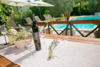 Bazén v ubytovaní Comfortable Villa Marinela with Pool and Garden alebo v jeho blízkosti