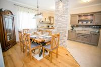 Kuchyňa alebo kuchynka v ubytovaní Comfortable Villa Marinela with Pool and Garden