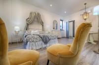 Un dormitorio con una cama y dos sillas. en Siena Vip B&amp;B, en Siena
