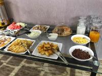 ein Tisch mit vielen verschiedenen Arten von Essen darauf in der Unterkunft TOURIST INN hotel in Taschkent