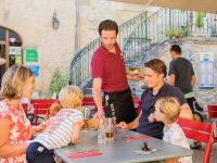 Famille s&eacute;journant dans l&#39;&eacute;tablissement Camping RCN Le Moulin de la Pique