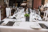 Una mesa con copas de vino y servilletas encima. en Hotel Monumento Pazo do Castro, en O Barco de Valdeorras