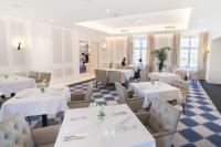 een eetkamer met witte tafels en stoelen bij Pałac Komierowo in Sępólno Krajeńskie