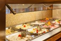 una linea a buffet con molti tipi diversi di cibo di ApartComplex Splendid a Sveti Konstantin i Elena