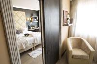 Una cama o camas en una habitaci&oacute;n de Best Western Plus Cannes Riviera