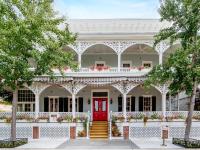 una casa blanca con una puerta roja en The Virginia and Cottages, en Cape May