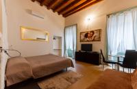 Televízia a/alebo spoločenská miestnosť v ubytovaní Vip Bergamo Rooms