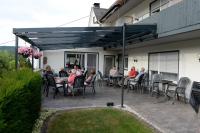 布鲁蒂格-凡克尔布鲁恩霍夫酒店的一群人坐在庭院里