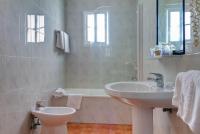A bathroom at Duerming San Vicente Hotel