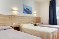 A bed or beds in a room at Duerming San Vicente Hotel