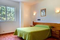A bed or beds in a room at Duerming San Vicente Hotel