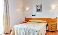 A bed or beds in a room at Duerming San Vicente Hotel