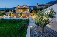 Bazén v ubytovaní Sun-kissed luxury Mediterranean villa alebo v jeho blízkosti