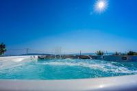 Bazén v ubytovaní Sun-kissed luxury Mediterranean villa alebo v jeho blízkosti