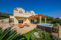 Bazén v ubytovaní Sun-kissed luxury Mediterranean villa alebo v jeho blízkosti