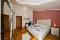 Posteľ alebo postele v izbe v ubytovaní Sun-kissed luxury Mediterranean villa