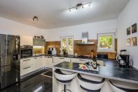 Kuchyňa alebo kuchynka v ubytovaní Sun-kissed luxury Mediterranean villa