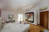 Posteľ alebo postele v izbe v ubytovaní Sun-kissed luxury Mediterranean villa