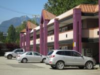 un grupo de coches aparcados delante de un edificio en North Vancouver Hotel, en North Vancouver