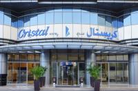 Un edificio con un cartel al costado. en Cristal Hotel Abu Dhabi, en Abu Dabi