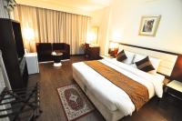 Postel nebo postele na pokoji v ubytování Phoenicia Grand Hotel