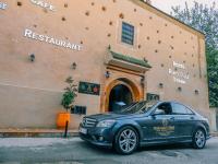 un coche aparcado delante de un edificio en Riad Golf Stinia 1, en Meknès