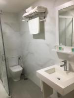 A bathroom at Hotel Roquiño