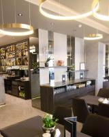 La sala de estar o bar de Hotel Atrium