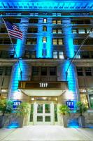 un hotel con una bandera americana delante de él en TRYP by Wyndham Newark Downtown, en Newark