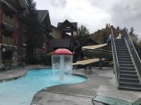 ein Pool mit einem Springbrunnen in der Mitte eines Gebäudes in der Unterkunft The Appy Lodge in Gatlinburg