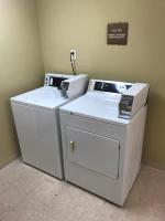eine Waschmaschine und ein Trockner in einem Zimmer in der Unterkunft The Appy Lodge in Gatlinburg