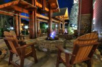 eine Terrasse mit 2 Schaukelstühlen und einer Feuerstelle in der Unterkunft The Appy Lodge in Gatlinburg