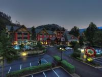 eine Luftaufnahme eines Hotels mit Parkplatz in der Unterkunft The Appy Lodge in Gatlinburg