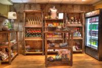 ein Geschäft mit Holzregalen mit Lebensmitteln und anderen Artikeln in der Unterkunft The Appy Lodge in Gatlinburg