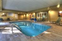 einen Pool in einem Hotelzimmer mit Stühlen und Tischen in der Unterkunft The Appy Lodge in Gatlinburg