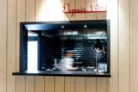 Una persona está cocinando en la cocina de un restaurante. en Best Western Montecristo-Bastia, en Bastia