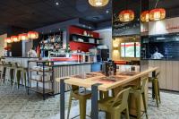 Un restaurante con mesas y sillas y un bar. en Best Western Montecristo-Bastia, en Bastia