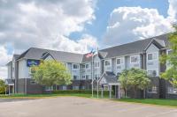 イーガンにあるMicrotel Inn &amp; Suites by Wyndham Eagan&#47;St Paulのアメリカ国旗が掲げられたホテル
