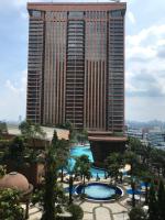 Blick auf ein Resort mit hohen Gebäuden in der Unterkunft KL Service Suites at Times Square KL in Kuala Lumpur