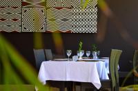 una mesa con mantel blanco y copas de vino en Gasaro Hotel, en Mtwapa