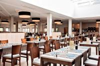 ein Esszimmer mit Tischen, Stühlen und Lichtern in der Unterkunft TUI MAGIC LIFE Fuerteventura - All Inclusive in Morro del Jable