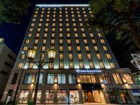 un edificio con una farola delante en Daiwa Roynet Hotel Himeji, en Himeji