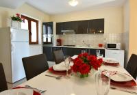 Kuchyň nebo kuchyňský kout v ubytování Villa Kmacici 376