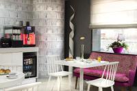 une salle à manger avec une table et des chaises blanches dans l&#39;établissement Citadines City Centre Lille, à Lille