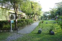 a sidewalk in a yard next to a house at Sea-Hi B&amp;B in Yanliau