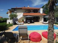 Bazén v ubytovaní Holiday Home Villa Ivan alebo v jeho blízkosti